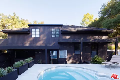 3860 Kingswood Rd, Sherman Oaks, CA 91403