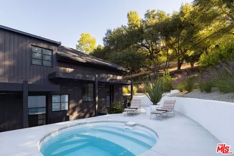3860 Kingswood Rd, Sherman Oaks, CA 91403