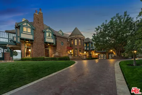 19000 Dorlon Dr, Tarzana, CA 91356