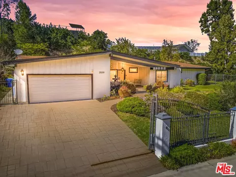 20209 Wells Dr, Woodland Hills, CA 91364