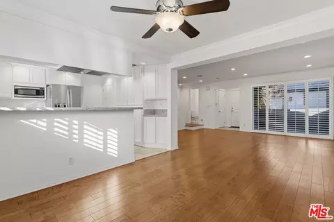 18550 Hatteras St #45, Tarzana, CA 91356