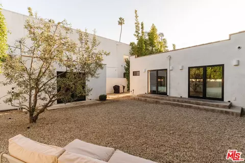 Exterior - 2418 Walnut Ave, Venice, CA 90291 photo 8 of 15