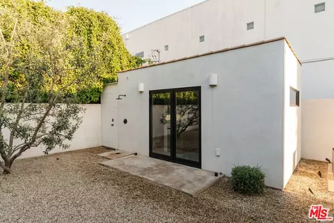 Exterior - 2418 Walnut Ave, Venice, CA 90291 photo 11 of 15