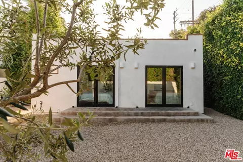 Exterior - 2418 Walnut Ave, Venice, CA 90291 photo 6 of 15