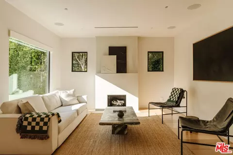 Living - 2418 Walnut Ave, Venice, CA 90291 photo 3 of 5