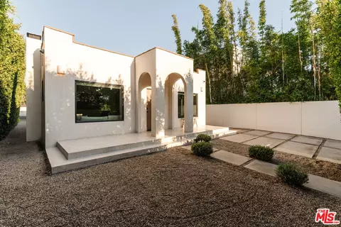Exterior - 2418 Walnut Ave, Venice, CA 90291 photo 3 of 15
