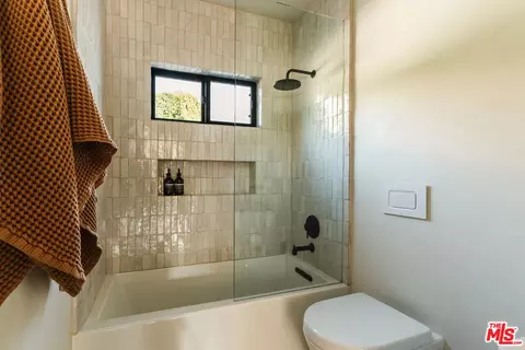 Bath - 2418 Walnut Ave, Venice, CA 90291 photo 4 of 9