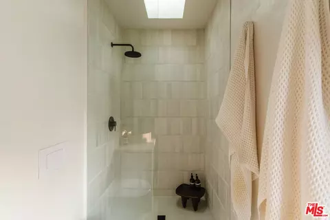 Bath - 2418 Walnut Ave, Venice, CA 90291 photo 9 of 9