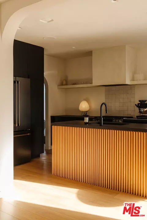 Kitchen - 2418 Walnut Ave, Venice, CA 90291 photo 2 of 6