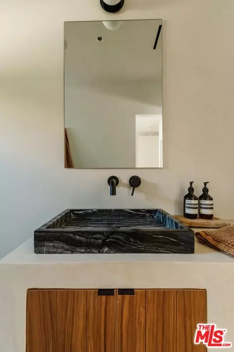 Bath - 2418 Walnut Ave, Venice, CA 90291 photo 2 of 9