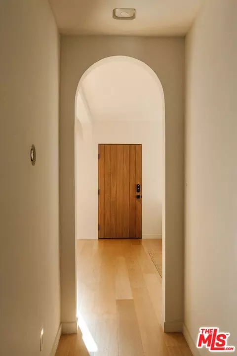 Entry Way - 2418 Walnut Ave, Venice, CA 90291 photo 2 of 2