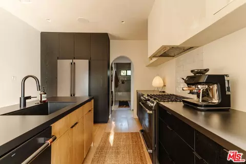 Kitchen - 2418 Walnut Ave, Venice, CA 90291 photo 6 of 6