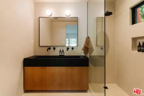 Bath - 2418 Walnut Ave, Venice, CA 90291 photo 5 of 9