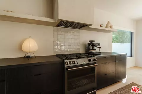 Kitchen - 2418 Walnut Ave, Venice, CA 90291 photo 5 of 6