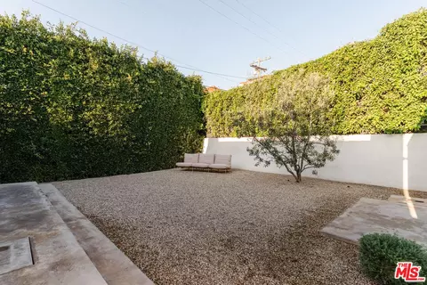 Exterior - 2418 Walnut Ave, Venice, CA 90291 photo 5 of 15