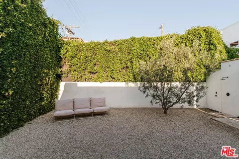 Exterior - 2418 Walnut Ave, Venice, CA 90291 photo 9 of 15