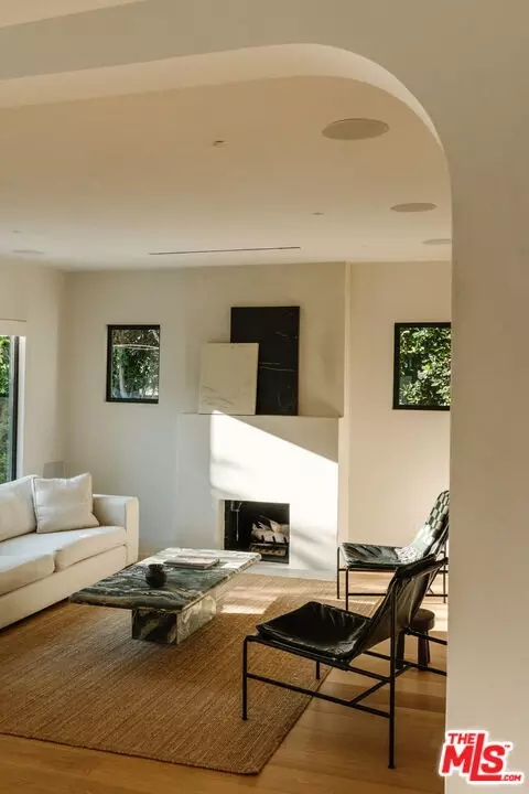 Living - 2418 Walnut Ave, Venice, CA 90291 photo 2 of 5