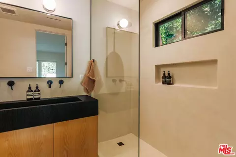 Bath - 2418 Walnut Ave, Venice, CA 90291 photo 7 of 9