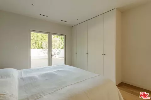 Bedroom - 2418 Walnut Ave, Venice, CA 90291 photo 7 of 9