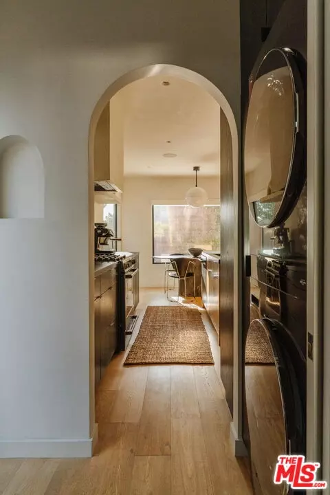Entry Way - 2418 Walnut Ave, Venice, CA 90291 photo 1 of 2