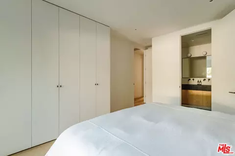 Bedroom - 2418 Walnut Ave, Venice, CA 90291 photo 4 of 9