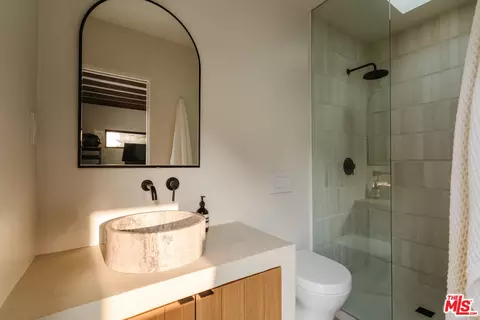 Bath - 2418 Walnut Ave, Venice, CA 90291 photo 8 of 9