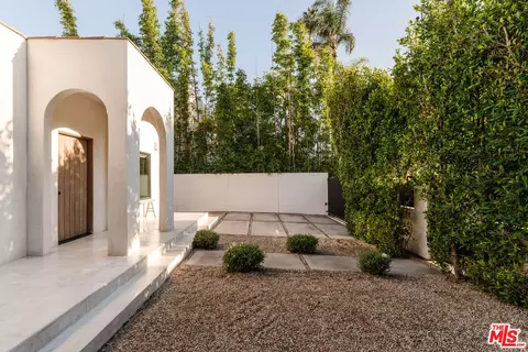 Exterior - 2418 Walnut Ave, Venice, CA 90291 photo 4 of 15