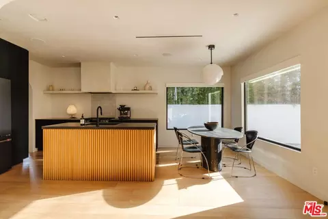 Kitchen - 2418 Walnut Ave, Venice, CA 90291 photo 3 of 6