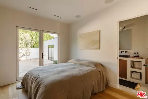Bedroom - 2418 Walnut Ave, Venice, CA 90291 photo 1 of 9