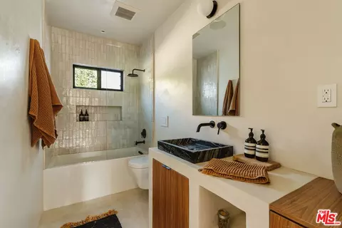 Bath - 2418 Walnut Ave, Venice, CA 90291 photo 1 of 9