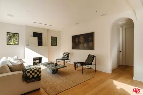 Living - 2418 Walnut Ave, Venice, CA 90291 photo 4 of 5