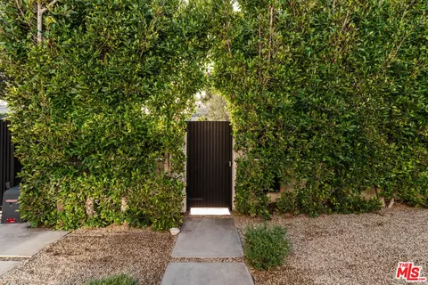 Exterior - 2418 Walnut Ave, Venice, CA 90291 photo 13 of 15