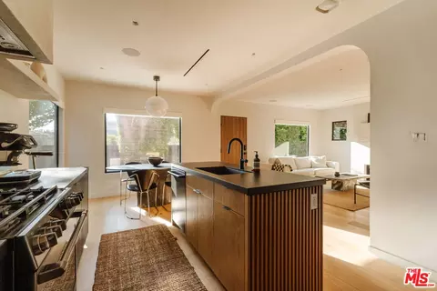 Kitchen - 2418 Walnut Ave, Venice, CA 90291 photo 4 of 6