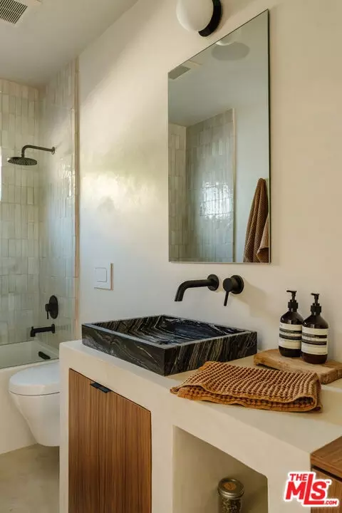 Bath - 2418 Walnut Ave, Venice, CA 90291 photo 3 of 9