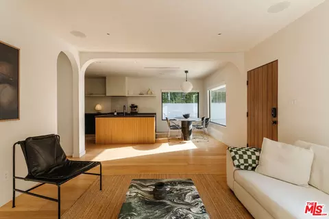 Living - 2418 Walnut Ave, Venice, CA 90291 photo 5 of 5