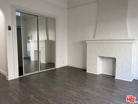 Living - 444 Chestnut Ave, Long Beach, CA 90802 photo 5 of 7