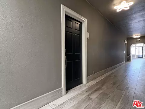 Entry Way - 444 Chestnut Ave, Long Beach, CA 90802 photo 2 of 2