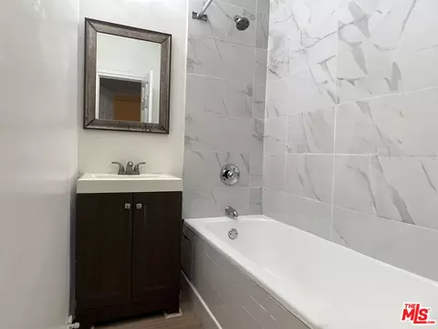Bath - 444 Chestnut Ave, Long Beach, CA 90802 photo 2 of 2