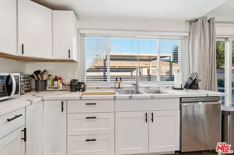 Kitchen - 1954 Claudia Ave, Simi Valley, CA 93065 photo 2 of 2