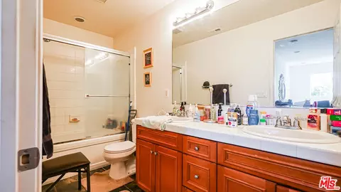 Bath - 2919 Naples Dr, Oxnard, CA 93035 photo 3 of 4