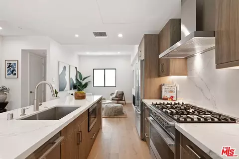 3808 S Verona Ct, Los Angeles, CA 90066