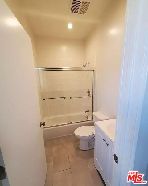 Bath - 1545 E 4th St, Long Beach, CA 90802 photo 4 of 4