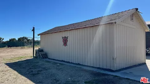200 Avenue Y 8, Llano, CA 93544 photo 2
