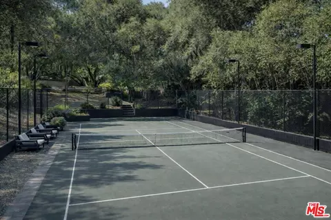 730 Crater Camp Dr, Calabasas, CA 91302