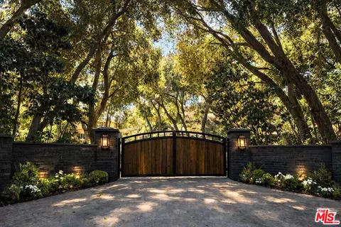 730 Crater Camp Dr, Calabasas, CA 91302
