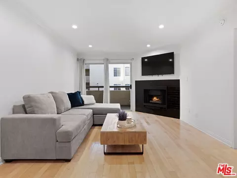 21520 Burbank Blvd #112, Woodland Hills, CA 91367