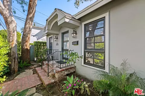 8712 Sherwood Dr, West Hollywood, CA 90069