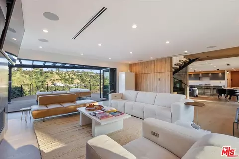 3820 Scadlock Ln, Sherman Oaks, CA 91403