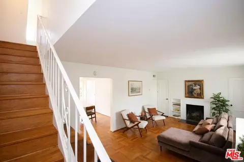5482 Village Grn, Los Angeles, CA 90016