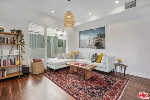 6024 W Beachwood Ln, Los Angeles, CA 90038
